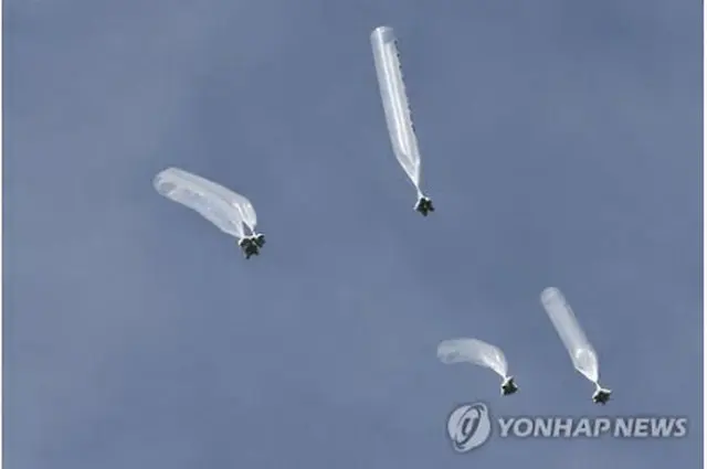 脱北者団体が北朝鮮の体制を批判するビラをつけて飛ばした風船（資料写真）＝（聯合ニュース）