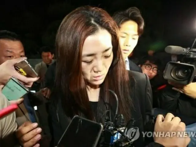 2日未明、警察の事情聴取を終えて帰宅する趙顕ミン氏=(聯合ニュース)