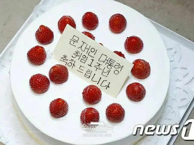 安倍首相が文大統領にサプライズで贈ったケーキ 「1周年おめでとう」