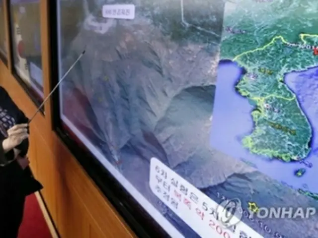 昨年９月、北朝鮮の６回目核実験の際の揺れについて説明する韓国気象庁の担当者（資料写真）＝（聯合ニュース）