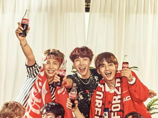コカ・コーラ2018FIFAロシアワールドカップのキャンペーンモデルとして活躍中のボーイズグループ「防弾少年団」が、広告撮影の写真を公開し、話題を呼んでいる。（提供:news1）