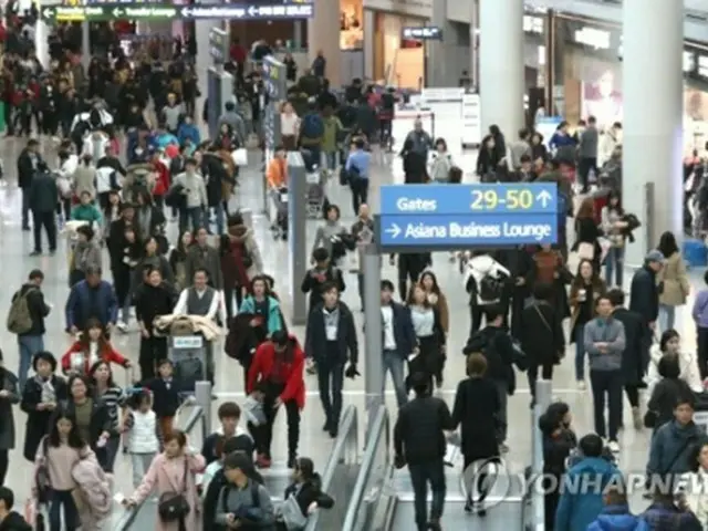 海外に向かう搭乗客で混み合う仁川国際空港（資料写真）＝（聯合ニュース）