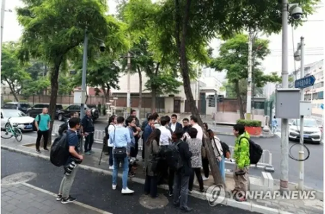北京の北朝鮮大使館前に集まっている報道陣（写真共同取材団）＝２１日、北京（聯合ニュース）