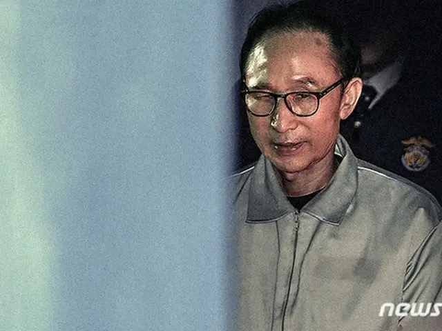 110億ウォン（約11億円）台の賄賂授受容疑で起訴された李明博（イ・ミョンバク）元大統領の初公判に対して裁判所が撮影を許可した。（提供:news1）