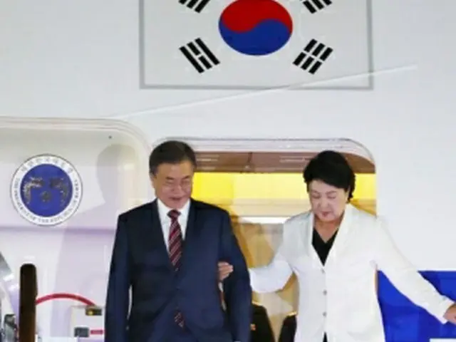 ソウル空港に到着した文大統領夫妻＝24日、城南（聯合ニュース）