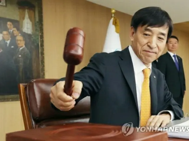 金融通貨委員会を主宰する李柱烈(イ・ジュヨル)総裁=24日、ソウル(聯合ニュース)