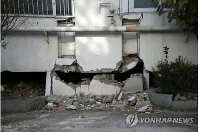 昨年１１月に南東部の慶尚北道・浦項で発生した地震により崩れた建物の外壁（資料写真）＝（聯合ニュース）