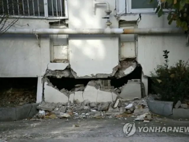 昨年１１月に南東部の慶尚北道・浦項で発生した地震により崩れた建物の外壁（資料写真）＝（聯合ニュース）
