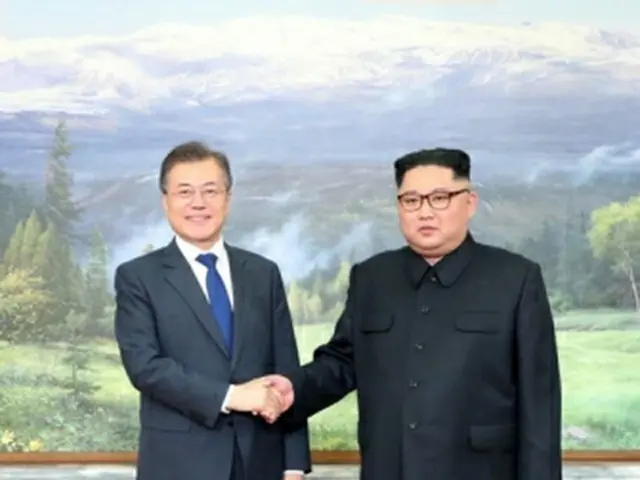 握手する文大統領（左）と金委員長（青瓦台提供）＝２６日、ソウル（聯合ニュース）