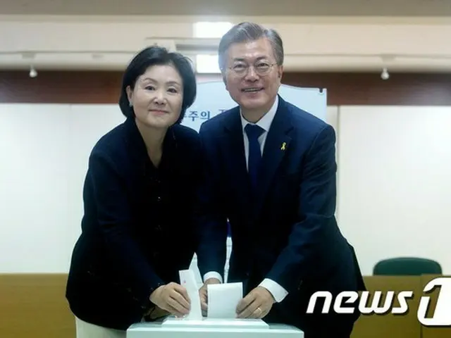 ＜韓国統一地方選＞文大統領夫妻、投票所訪れ期日前投票（提供:news1）