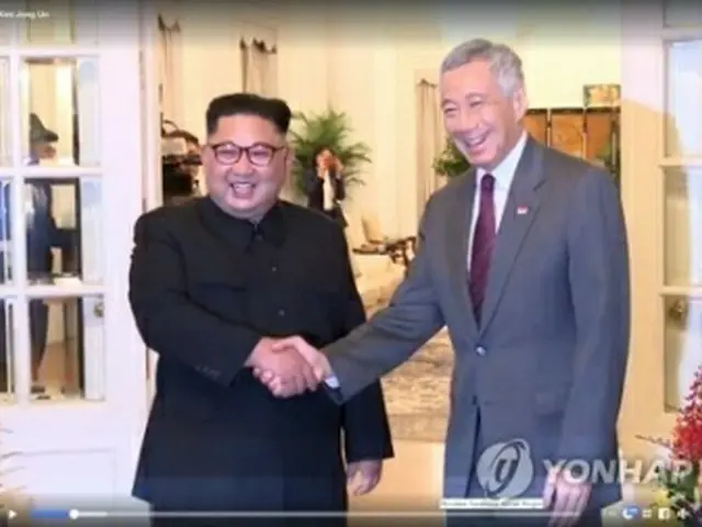 会談前に握手する金委員長（左）とリー首相（ストレーツ・タイムズの映像より）＝１０日、シンガポール（聯合ニュース）