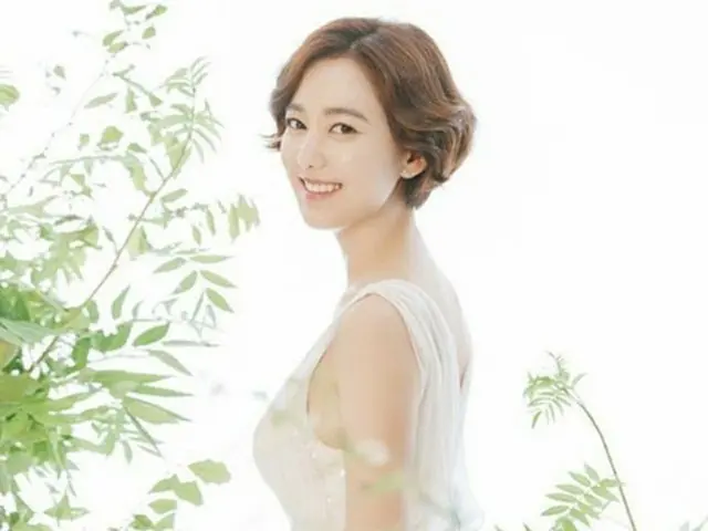 女優イ・ソヨン、離婚発表から初めてのSNS更新…”純白ドレス”で笑顔みせる（提供:OSEN）