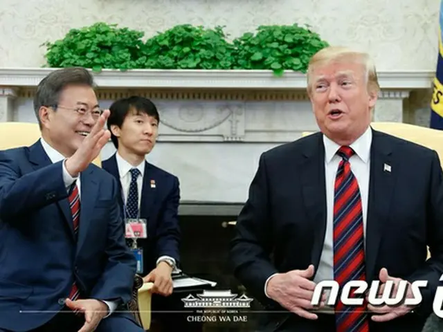 韓国の文在寅（ムン・ジェイン）大統領は14日、青瓦台（大統領府）で国家安全保障会議（NSC）全体会議を主宰し、米朝首脳会談の評価と後続措置などを議論する。（提供:news1）
