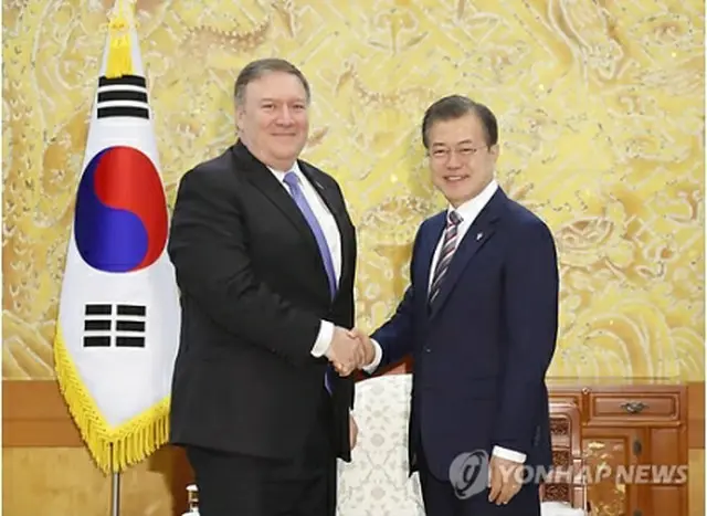 日米外相が韓国との３カ国会談のために来韓している。文大統領（右）は午前にポンペオ米国務長官（左）の表敬を受けた＝１４日、ソウル（聯合ニュース）