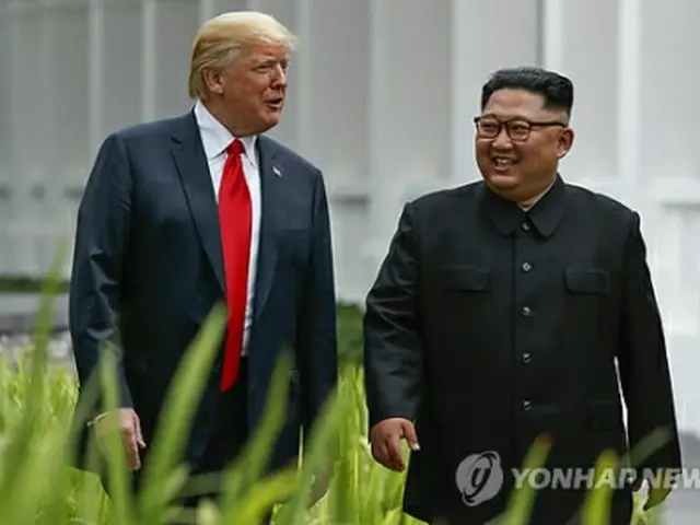 首脳会談の後、一緒に散歩するトランプ米大統領（左）と北朝鮮の金正恩（キム・ジョンウン）国務委員長（資料写真）＝（ＡＰ＝聯合ニュース）