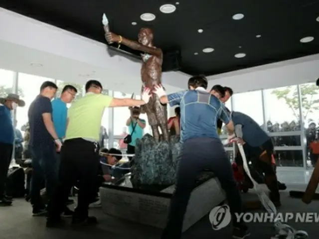 歩道から撤去され国立日帝強制動員歴史館に運ばれた像＝３日、釜山（聯合ニュース）