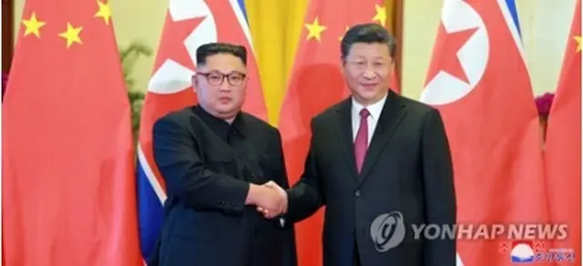 金正恩委員長（左）は19日に習近平国家主席と首脳会談を行った。歓迎式で握手する両首脳＝（北朝鮮・朝鮮中央通信＝聯合ニュース）