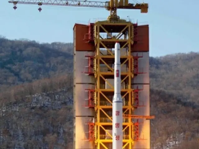 トランプ氏は朝米首脳会談後の会見で「北朝鮮はミサイルエンジン実験場の廃棄を約束した」と述べていた。北朝鮮の地球観測衛星「光明星４」を搭載した長距離ロケットの発射の様子（資料写真）＝（聯合ニュース）