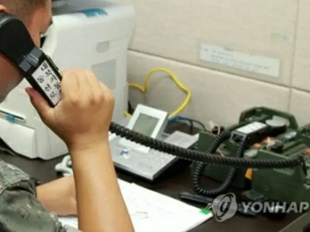 北朝鮮側と通話する韓国軍関係者（資料写真）＝（聯合ニュース）