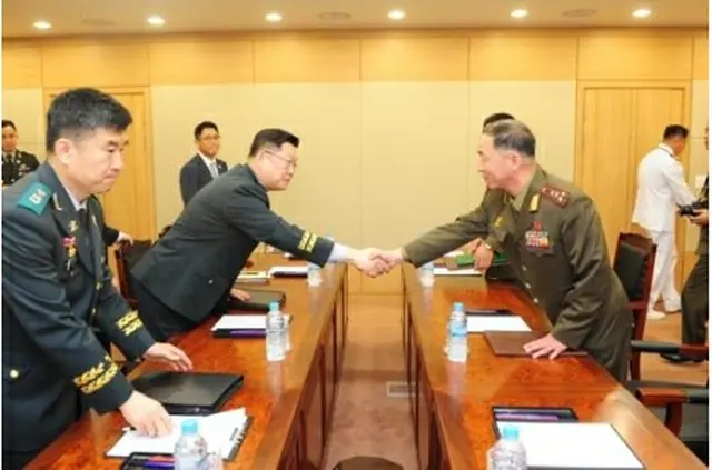 実務協議に出席した国防部のチョ・ヨングン北朝鮮政策課長（左）と北朝鮮のオム・チャンナム大佐（国防部提供）＝２５日、ソウル（聯合ニュース）