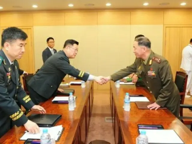 実務協議に出席した国防部のチョ・ヨングン北朝鮮政策課長（左）と北朝鮮のオム・チャンナム大佐（国防部提供）＝２５日、ソウル（聯合ニュース）