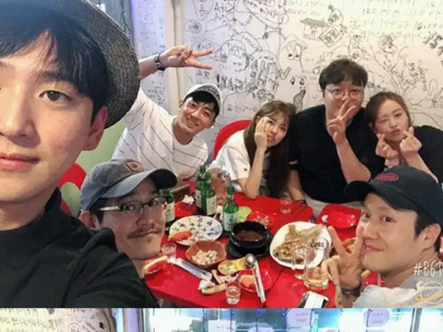 韓国女優コ・アラが、ドラマ「応答せよ1994」の仲間との食事会写真を公開し、相変わらずの仲良しぶりを見せた。（提供:news1）