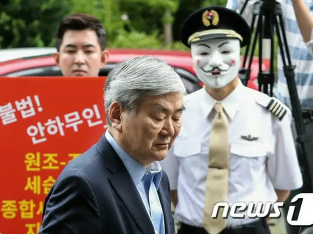 大韓航空職員、会長の前で仮面被りデモ 「オーナー一家退陣を要求」