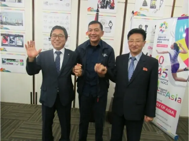 会議に出席した大韓体育会（韓国オリンピック委員会）の全忠烈（チョン・チュンリョル）事務総長（左端）と北朝鮮の元吉宇（ウォン・ギルウ）体育省次官（右端、ＯＣＡ提供）＝（聯合ニュース）