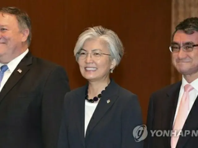 ６月１４日、ソウルで開かれた３カ国外相会談に出席した（左から）ポンペオ氏、康氏、河野氏＝（聯合ニュース）