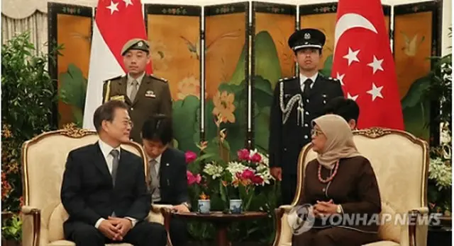 会談する文大統領（左）とヤコブ大統領＝１２日、シンガポール（聯合ニュース）