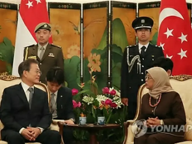 会談する文大統領（左）とヤコブ大統領＝１２日、シンガポール（聯合ニュース）