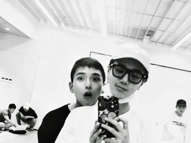 韓国ボーイズグループ「SUPER JUNIOR」メンバーのイェソンが、先日除隊したばかりのリョウクと練習中の様子を公開した。(提供:OSEN)