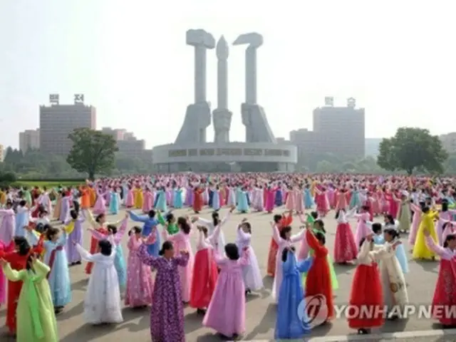昨年の北朝鮮建国記念日を前に行われた舞踏会＝（朝鮮中央通信＝聯合ニュース）