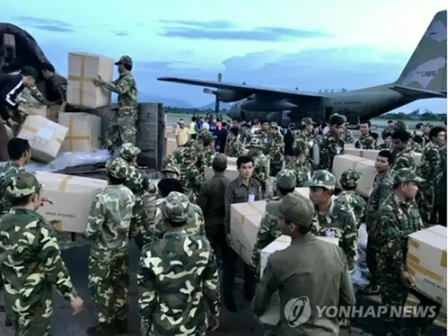 韓国政府が送った救援物資が２８日、ラオス南部チャンパサック県の空港に到着した ＝（聯合ニュース）