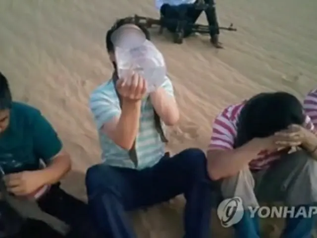現地メディアが公開した動画で助けを求める、韓国人とみられる男性（左から２番目、２１８ニュースのフェイスブックより）＝（聯合ニュース）