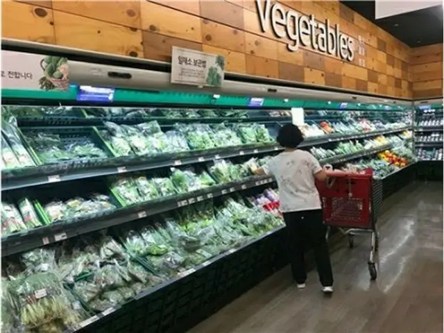 大型スーパーで野菜を選ぶ買い物客＝８日、ソウル（聯合ニュース）