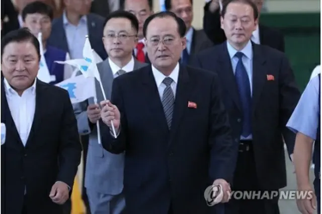 韓国に到着した朱英吉委員長（中央）＝１０日、坡州（聯合ニュース）