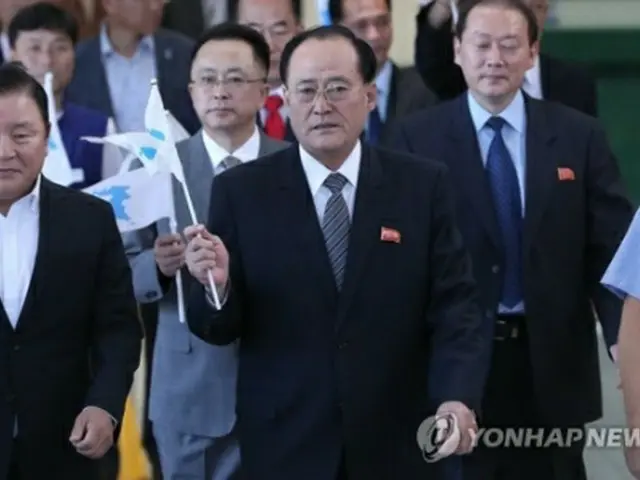 韓国に到着した朱英吉委員長（中央）＝１０日、坡州（聯合ニュース）