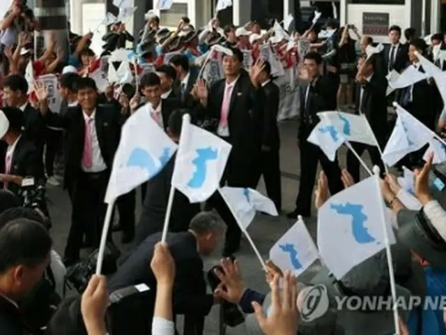韓国労働団体の組合員らに見送られてホテルを後にする北朝鮮代表団＝１２日、ソウル（聯合ニュース）