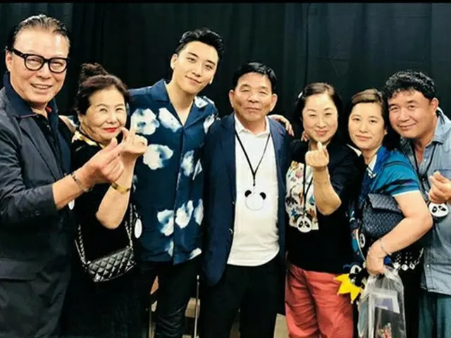 「BIGBANG」V.I、自身の日本公演に駆けつけた入隊中メンバーの両親らと記念撮影（提供:OSEN）
