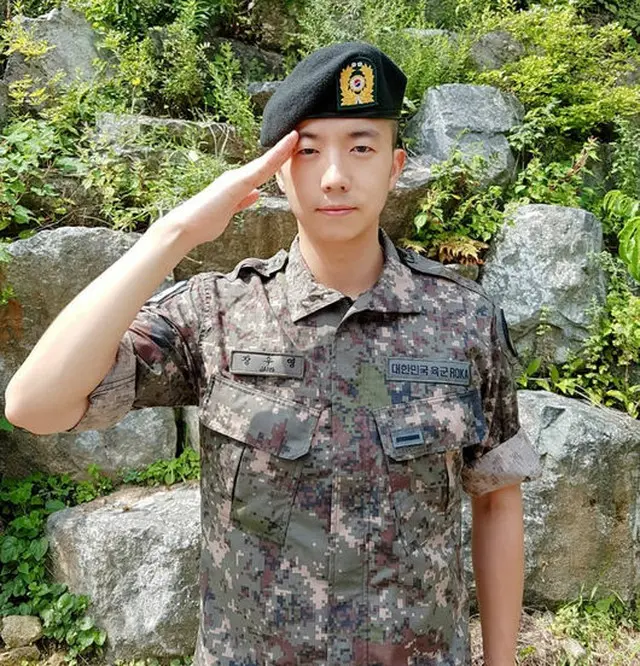 ウヨン（2PM）、基礎軍事訓練を終えて敬礼姿を公開（提供:OSEN）