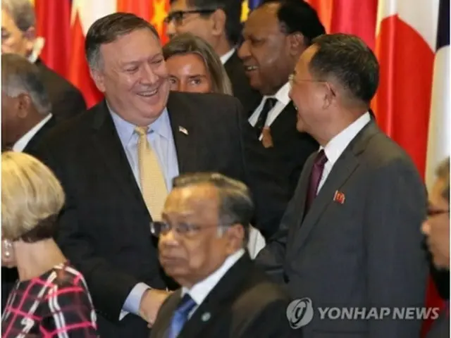 東南アジア諸国連合（ＡＳＥＡＮ）地域フォーラム（ＡＲＦ）閣僚会議に出席するためシンガポールを訪問した北朝鮮の李容浩（リ・ヨンホ）外相（右）とポンペオ米国務長官（左）＝（聯合ニュース）