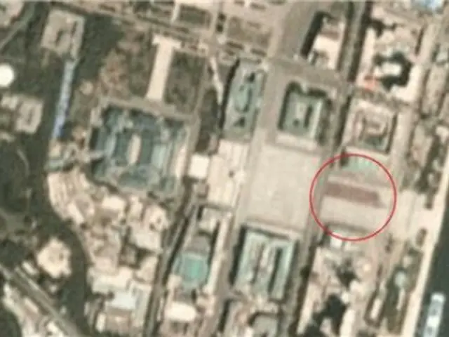 数千人が金日成広場に並んでいる様子が衛星写真で確認された（VOAホームページより）＝（聯合ニュース）
