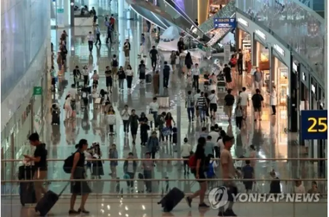 利用客で混み合う仁川空港の第２旅客ターミナル（資料写真）＝（聯合ニュース）