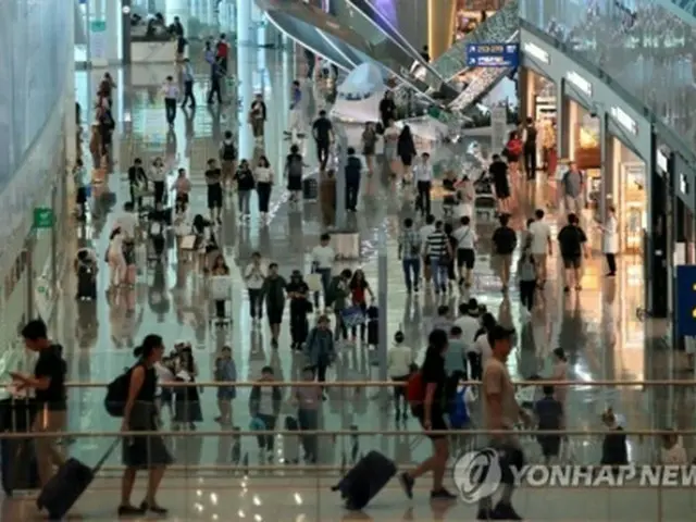 利用客で混み合う仁川空港の第２旅客ターミナル（資料写真）＝（聯合ニュース）