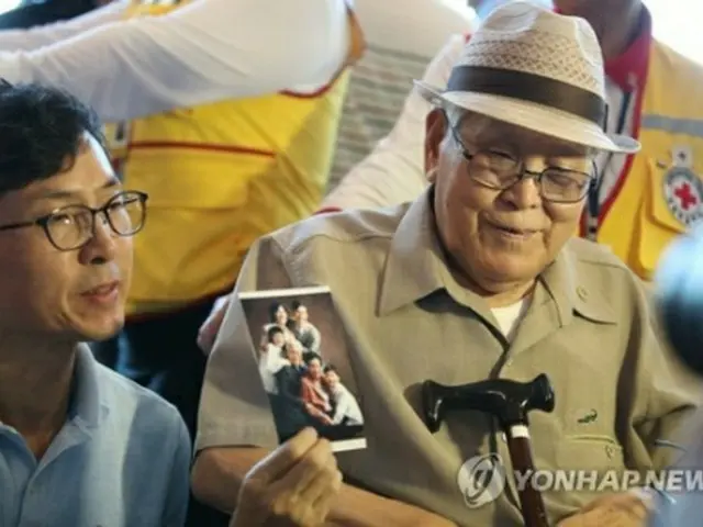 北朝鮮で暮らす親族に会う予定の韓国側出席者（右）。再会時に見せる家族写真も準備した（ニュース通信取材団）＝１９日、束草（聯合ニュース）