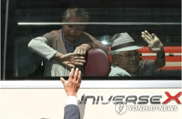 全ての日程を終え、韓国側離散家族は午後１時半にバスで金剛山を出発した（ニュース通信取材団）＝２2日、金剛山（聯合ニュース）