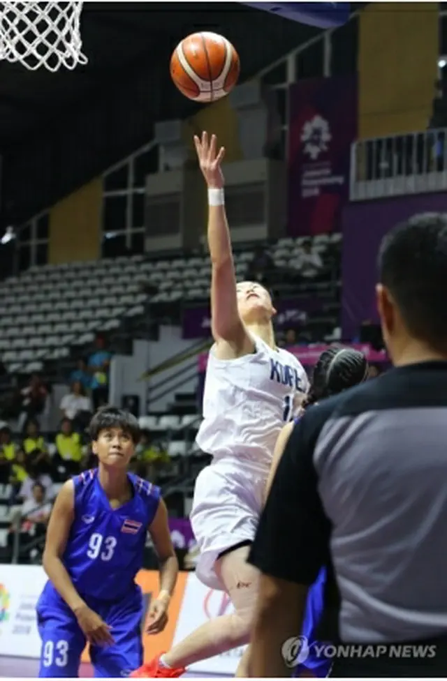 アジア大会に出場したバスケ女子の南北合同チーム。北朝鮮選手がシュートを放っている＝26日、ジャカルタ（聯合ニュース）