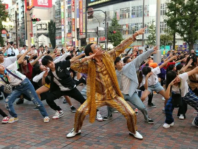 「BIGBANG」V.I、新曲ダンスチューンで新宿にサプライズフラッシュモブが出現！ピコ太郎も登場（オフィシャル）