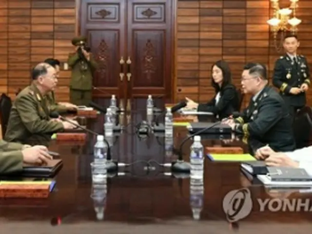 南北は13日、板門店の北朝鮮側施設「統一閣」で軍事実務会談を開いた。協議を行う南北の代表団（国防部提供）＝（聯合ニュース）
